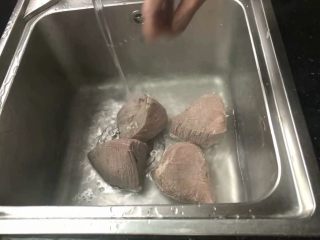 卤牛肉,把煮好的牛肉用流水冲洗干净。
