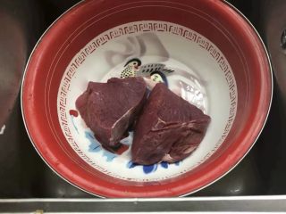 卤牛肉,牛腱子肉买回来后切成小块，清洗干净。