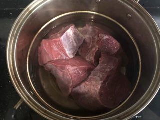 卤牛肉,摆入锅中加入适量清水，放一点料酒，大火煮开后稍煮一会。