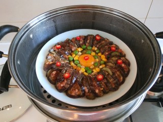 肉末蒸茄子 新文美食,放入蒸锅蒸，放入一个小米辣椒蒸十分钟即可。