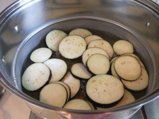 肉末蒸茄子 新文美食,倒入开水锅中烫一下水。