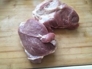 ＃猪里脊＃绝世好叉烧-港式叉烧,把猪皮部分去掉。切分成厚薄均匀的肉片。