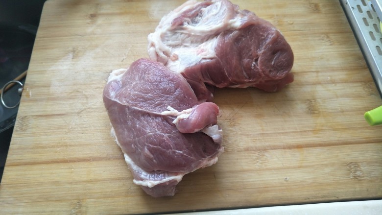 ＃猪里脊＃绝世好叉烧-港式叉烧,把猪皮部分去掉。切分成厚薄均匀的肉片。