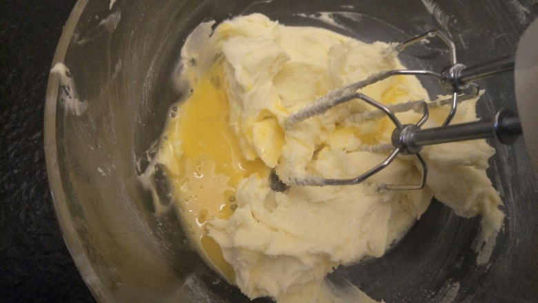 抹茶大理石磅蛋糕,开打蛋器低速搅拌至蛋液全部融合，再加第二次。