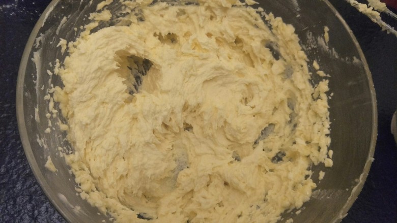 抹茶大理石磅蛋糕, 等蛋液全部融合到黄油里就可以啦。