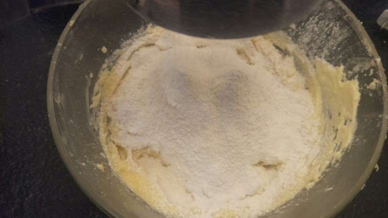 抹茶大理石磅蛋糕,过筛120克面粉。
