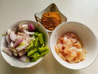 什锦咖喱焗饭,处理食材。 将洋葱青椒切块儿，鸡胸肉切块，加入盐和胡椒粉，淀粉抓匀。腌制备用。