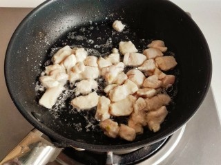 什锦咖喱焗饭,锅烧热。加食用油，放入腌好的鸡胸肉。炒至变色后盛出。