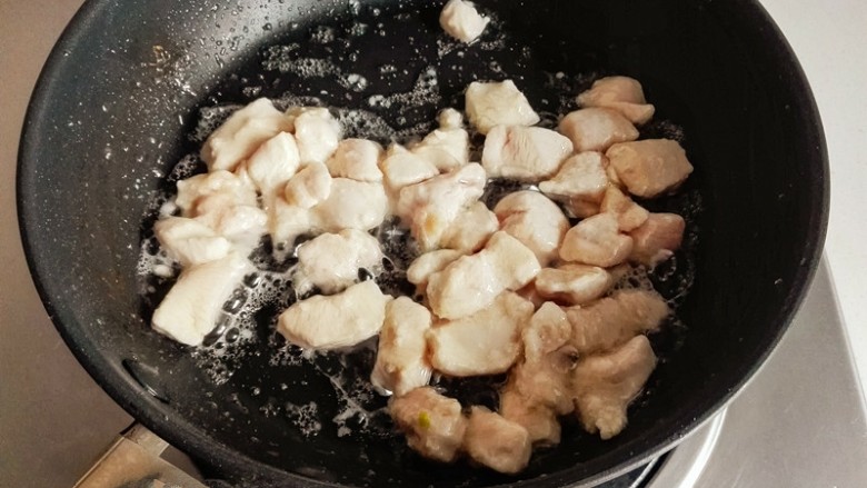 什锦咖喱焗饭,锅烧热。加食用油，放入腌好的鸡胸肉。炒至变色后盛出。