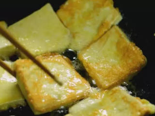 锅塌豆腐,好吃爽口,喜欢吃豆腐的朋友可以尝试做一下!,中火将豆腐煎成两面金黄