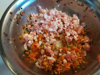 花样四喜蒸饺  新文美食,猪肉馅50克，虾仁5个剁成末，剁好的胡萝卜挤出水分放入盆中。