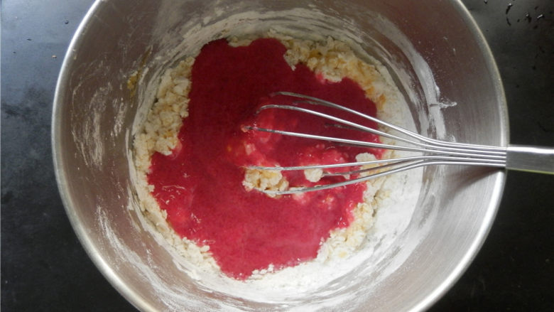 火龙果华夫饼,加入112g火龙果牛奶液，搅拌均匀（静置20分钟）。