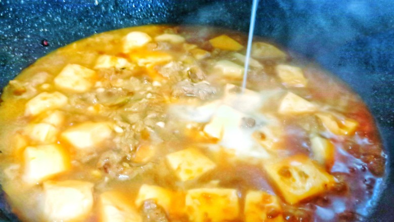 酱香肉末豆腐,出锅之前用马铃薯淀粉勾芡。