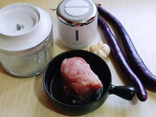 快手家常菜～蒜蓉肉糜茄子,准备食材，量可以根据个人胃口增减。