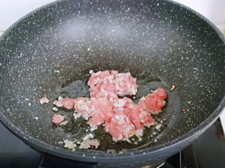 快手家常菜～蒜蓉肉糜茄子,加入肉糜小火炒至变色。