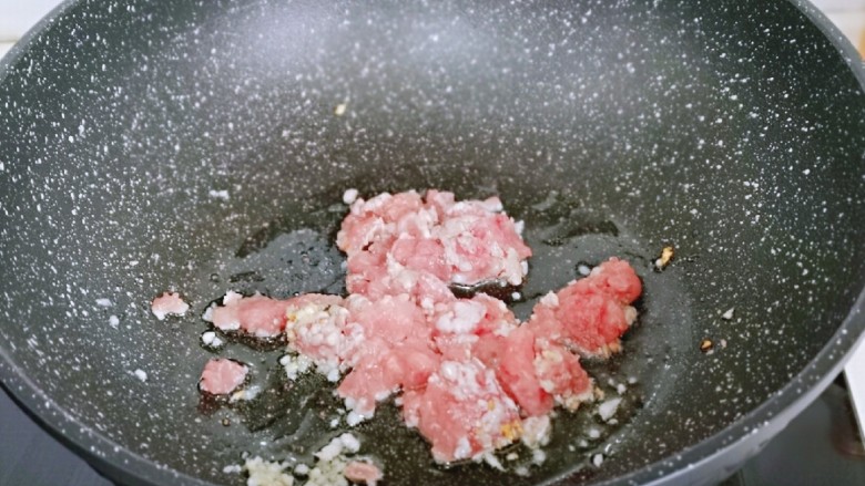快手家常菜～蒜蓉肉糜茄子,加入肉糜小火炒至变色。