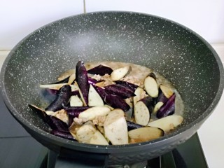 快手家常菜～蒜蓉肉糜茄子,加入切好的茄子翻炒片刻，再加入1小碗纯净水，盖上盖子烧开，转中火约8分钟样子。