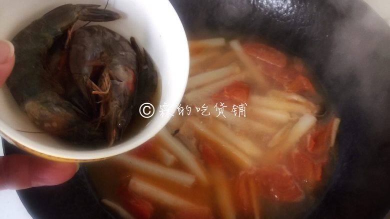 番茄蟹味菇鲜虾年糕汤,随后把虾放入。