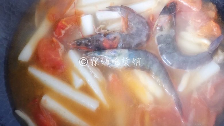 番茄蟹味菇鲜虾年糕汤,等虾熟了，加盐，就可以出锅了。