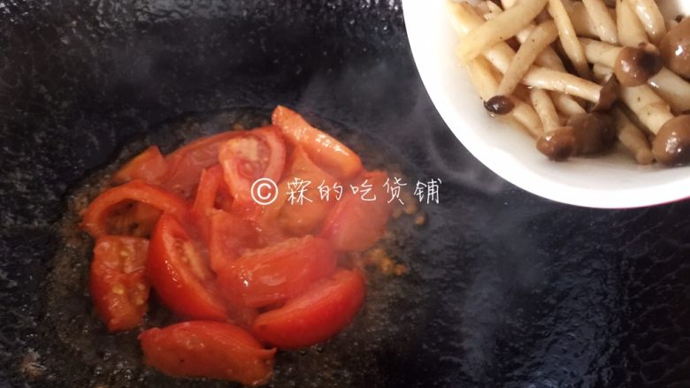 番茄蟹味菇鲜虾年糕汤,等番茄煸炒的有点软时，把蟹味菇倒入。