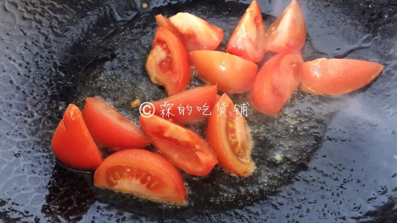 番茄蟹味菇鲜虾年糕汤,接着煸炒番茄。