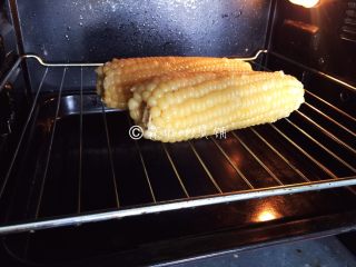 奶香烤玉米,烤箱预热，把玉米放在烤架上，下面放个烤盘，用来接待会烤的时候玉米滴出的汁水。220度，30分钟左右（具体时间、温度，请根据自家烤箱灵活设定。）