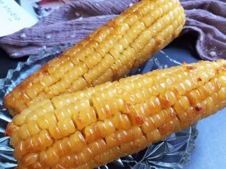 奶香烤玉米,烤制表面金黄微焦就可以了。