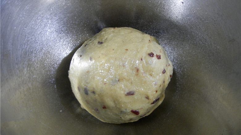 华夫饼（发酵版）,揉成光滑的面团进行发酵。