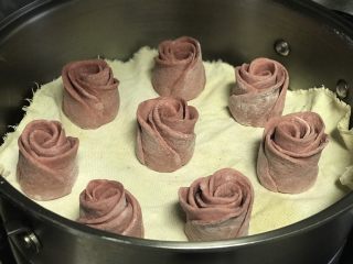 玫瑰花馒头,摆在蒸锅上，二发20分钟。