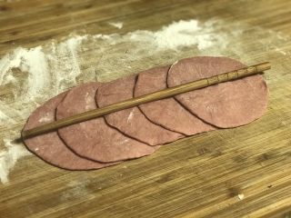 玫瑰花馒头,擀成饺子皮形状，中间用筷子压印。