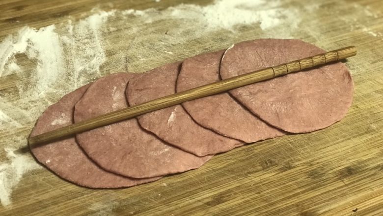 玫瑰花馒头,擀成饺子皮形状，中间用筷子压印。
