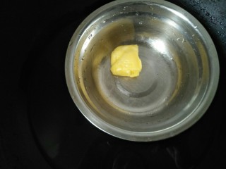 芒果班戟,黄油隔热水融化。
