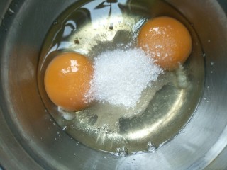 芒果班戟,鸡蛋和20克糖混合搅拌到糖融化。