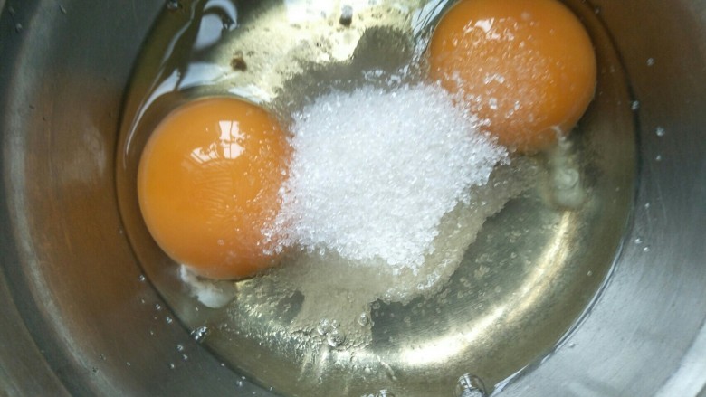 芒果班戟,<a style='color:red;display:inline-block;' href='/shicai/ 9'>鸡蛋</a>和20克糖混合搅拌到糖融化。
