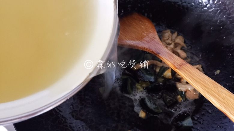 上汤豌豆苗,随后，高汤倒入（没高汤就用清水），盖上锅盖煮至水开。