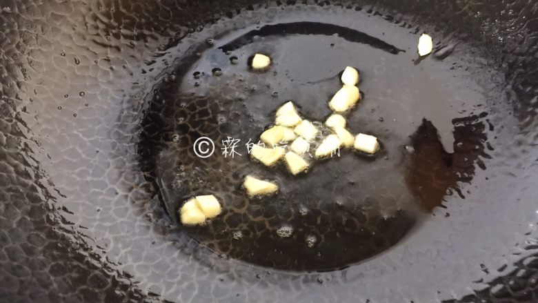 上汤豌豆苗,锅洗净，蒜剁碎后，入锅爆香。