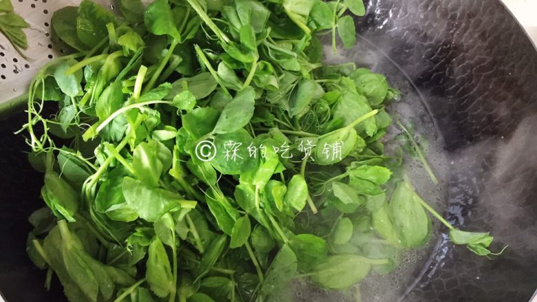 上汤豌豆苗,水开后加入豌豆苗。