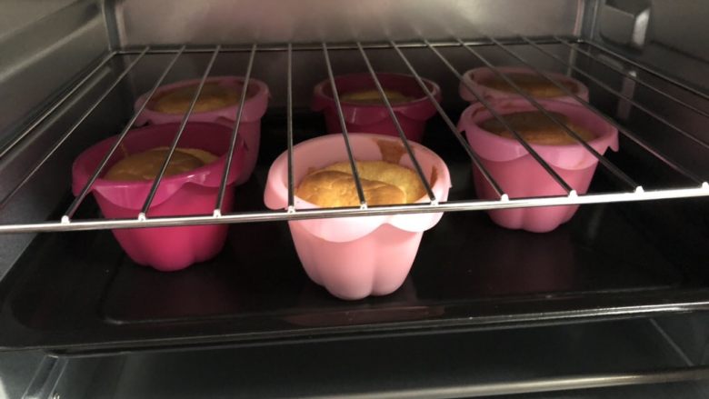 cupcake戚风杯蛋糕,放入预热好的烤箱内，180度45分钟，由于烤箱各有不同，我的是miji的，所以烤制时间温度还是自己酌情考虑吧