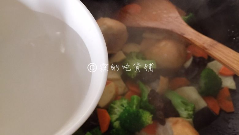 什锦炒素,1/3小碗的水，盖上锅盖煮个1分钟左右。