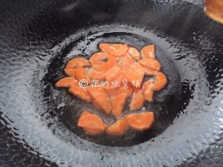 什锦炒素,起油锅，先把胡萝卜倒入煸炒。