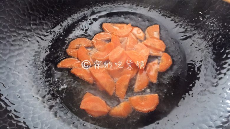 什锦炒素,起油锅，先把胡萝卜倒入煸炒。