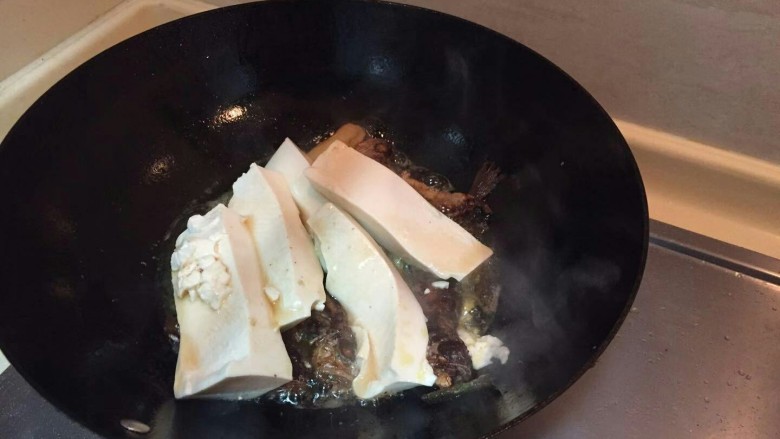 红烧小黄鱼豆腐,全程保持中火。