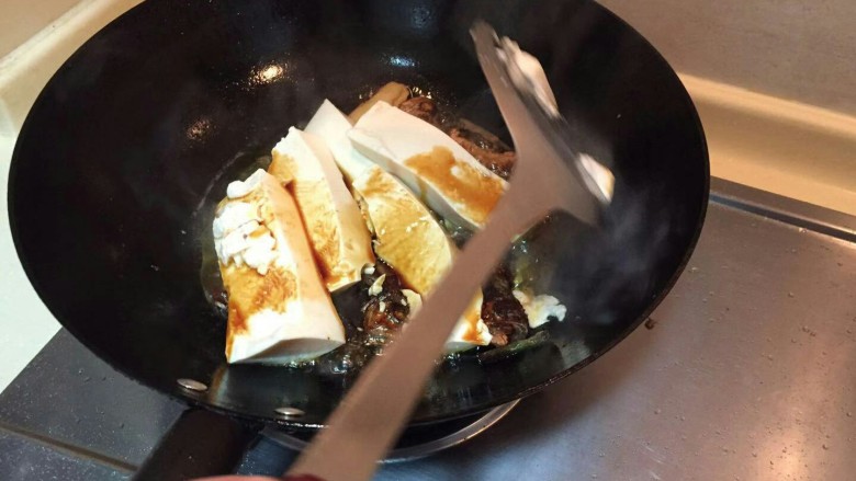 红烧小黄鱼豆腐,不要过多翻炒，不然豆腐会碎。