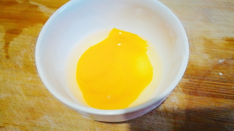 丑章鱼（炸火腿肠）,碗里打一颗鸡蛋