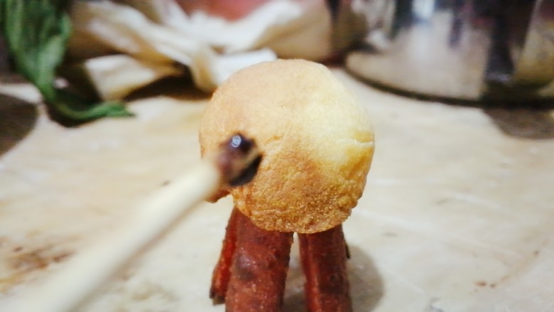 丑章鱼（炸火腿肠）,用牙签在上面画一些你喜欢的造型