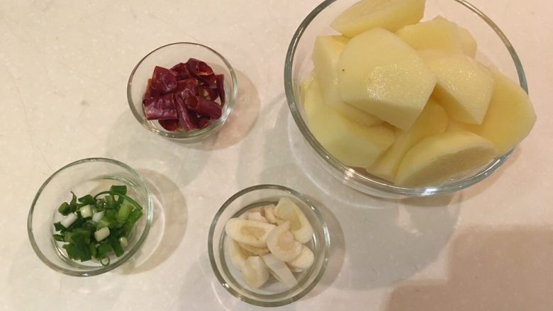 土豆烧排骨,葱切珠珠、干辣椒剪小段、蒜头切末、土豆去皮切大块