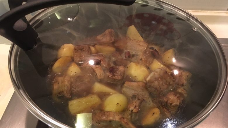 土豆烧排骨,盖起来中小火焖煮至汤汁收干