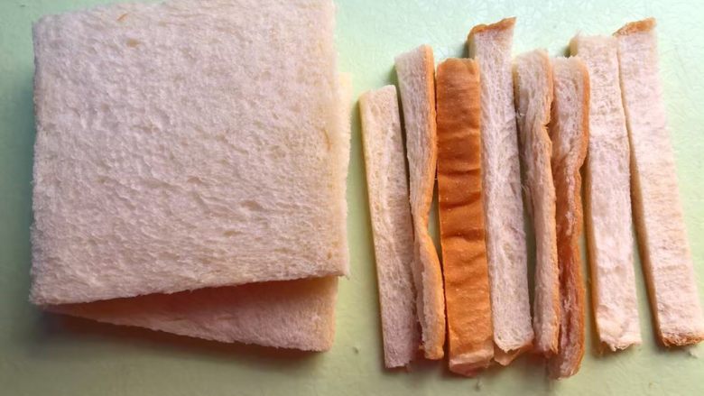 快手三明治,把吐司四周的边切掉，这样做出来更好看些，当然不切也可以。
