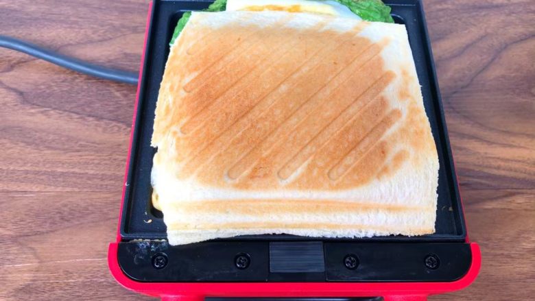 快手三明治,烤好以后，打开盖子，把三明治夹到盘里就可以了。