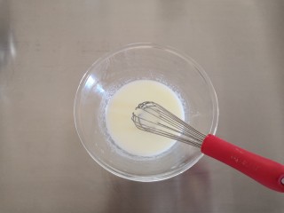 海苔肉松戚风蛋糕,将牛奶、细砂糖和玉米油倒入碗里，搅拌至乳化。